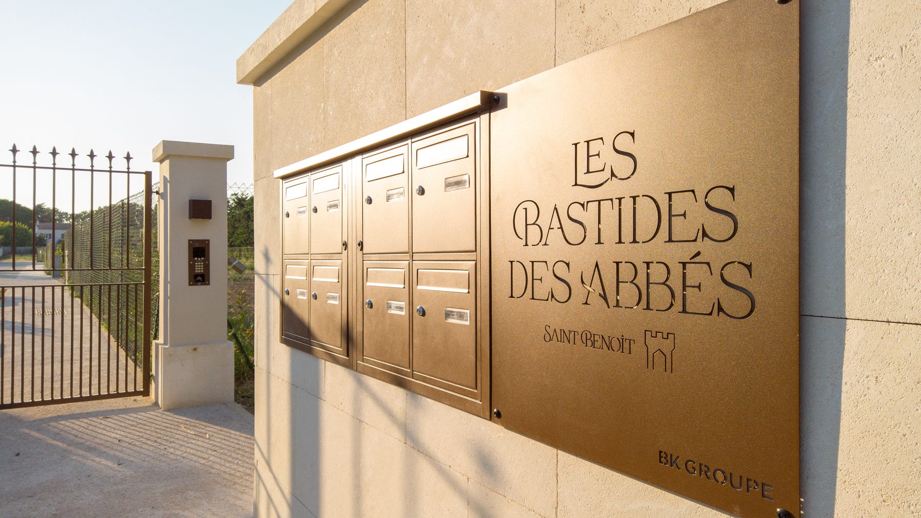 Boîtes aux lettres et plaque d'entrée des Bastides des Abbés, à Fontvieille